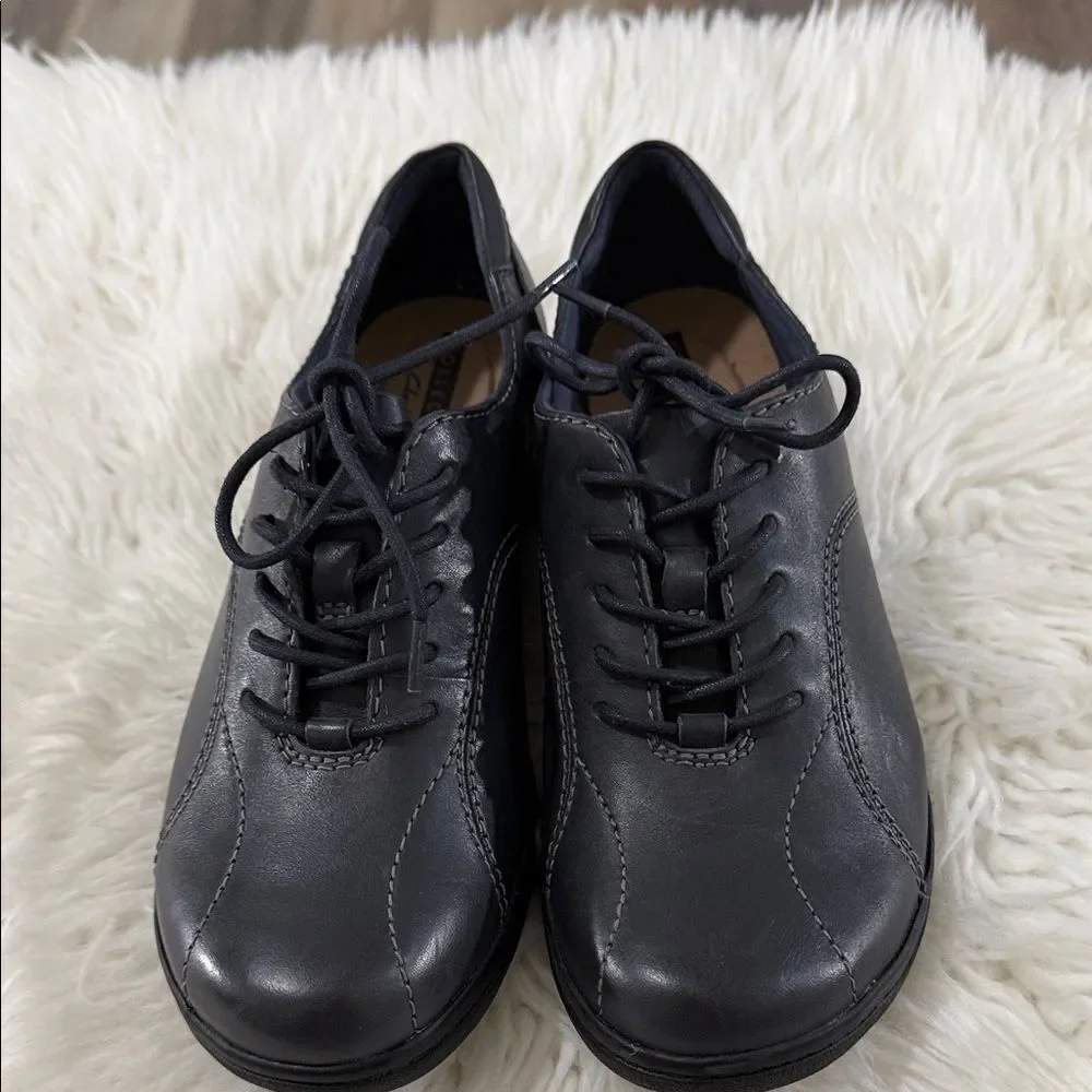 Clarks women’s Navy Leather Oxfords Size 7.5 NWOT